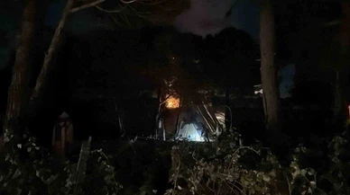 Boşaltılan bungalov evler alev alev yandı