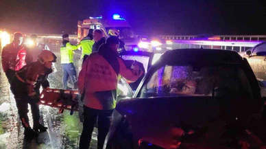 Gece yarısı dehşeti: Bariyere vuran otomobile ikinci araç çarptı!