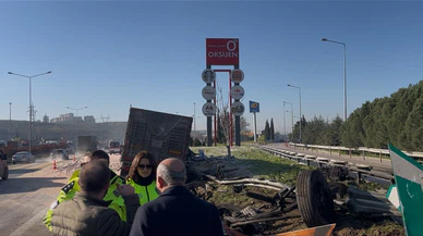 İstanbul-İzmir Otoyolu’nda feci kaza... Kamyon kabini demir yığınına döndü!