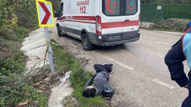Virajda facia eşiğinden dönüldü: Bisikletli genç çarpışmamak için su giderine uçtu!