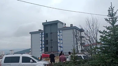 Çalıştığı firmadan alacağını alamadığını iddia eden işçi çatıya çıktı