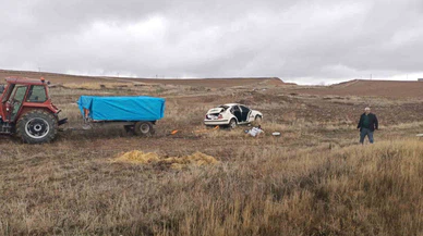 Çorum'da tarlaya yuvarlanan otomobilde baba-oğul yaralandı!