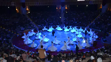 Konya’da anlam dolu gece: Mevlana’nın vuslatı dualarla yâd edildi