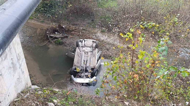 İnegöl'de 10 metre yükseklikten dereye düştü: Sürücü sıkıştı!