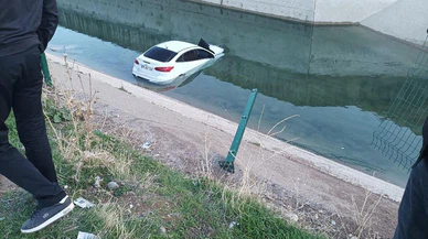Diyarbakır'da direksiyon değil, su yön verdi! Otomobil kanala uçtu...