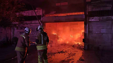 Hatay’da iş yeri 'pes' bayrağını alevlerle çekti!