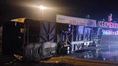 Yağmurun getirdiği tehlike: Halk otobüsü yan yola yuvarlandı!