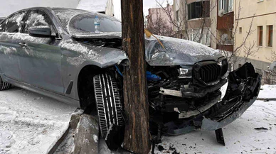 Kaygan yol kazayı getirdi: Bahçe duvarına uçacaktı, ağaç durdurdu!