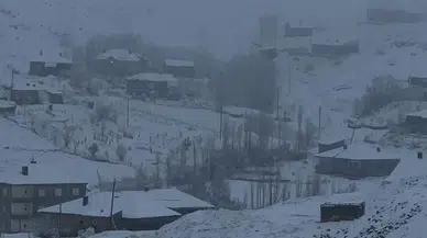 Hakkari beyaza büründü: Kapalı yollarda çalışmalar sürüyor