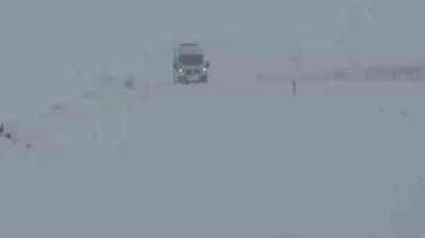 Kar bastırdı, ambulans yolda kaldı... Batman'da hayatla yarış beyaza gömüldü!