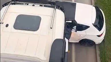 İzmir’de hafriyat kamyonu otomobili 100 metre sürükledi!