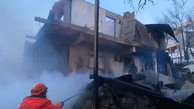 Kar yolu kapadı, Şavşat’ta ev yangını korkuttu!