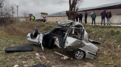 Sürat, savruluş, son... Tokat’ta araç ortadan yarıldı, feci çarpışma kamerada!