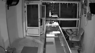 Iğdır’da film gibi soygun: Gece yarısı kuyumcuya girdi, kilolarca altın çaldı!