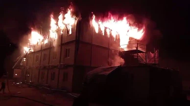 Alevler bir anda yatakhaneyi sardı...İnşaat işçileri canlarını son anda kurtardı!