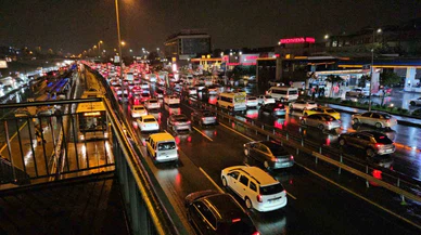 Yağış İstanbul trafiğini vurdu! Harita kırmızıya döndü