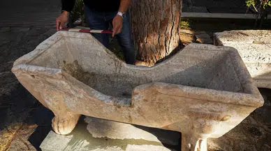 Yolun altından çıktı! Efes'te Roma Dönemi küveti bulundu