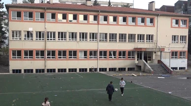 Camı kırık, kapısı açık: Mahalleli atıl okul için yıkım istiyor!
