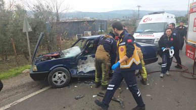 Bir anlık hata hastanede bitti... Bursa'da otomobil hurdaya döndü!