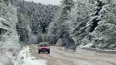 Karabük’te kar yolları beyaza bürüdü... Sürücüler durdu, karın keyfini doyasıya yaşadı!