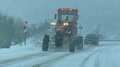 Karabük'te kar geçit vermedi: Buzlanma riski artınca ağır vasıtalara geçiş durduruldu!