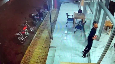 Antalya'da şeffaf tuzak! Cam kapı şakası kamerada patladı