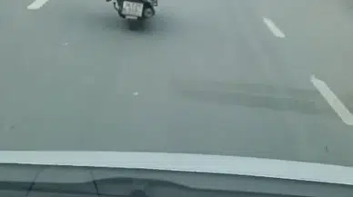 Tek elle sürüş, tam gaz sorumsuzluk! Esenyurt’ta tek kişilik sirk gösterisi kamerada...