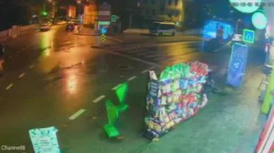 Bursa’da yağmurlu havada feci motosiklet kazası: Sürücü başını bariyere çarptı!