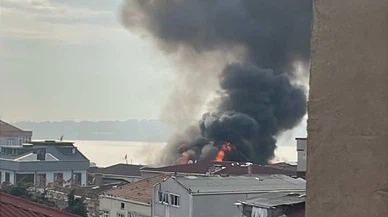 İstanbul’da dehşet anları! Alev alev yanan çatı, ardından gelen patlama anı kamerada...