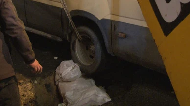 Minibüs yağmur sonrası çöken yola düştü