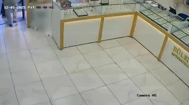 İzmir'de kuyumcular ring kurdu! Komşuların 'müşteri' kavgası kamerada...
