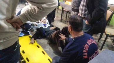 Masada oturuyorlardı, üstlerinden parçalar yağdı: Kıraathanede tavan çöktü!