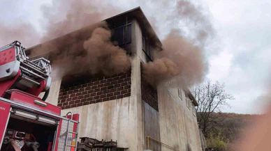 Bursa'da dumanlar gökyüzünü kapladı! Meyve kasaları alev topuna döndü