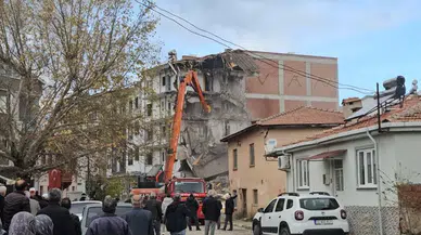 Yıkılan evler, kalan hatıralar...Sındırgı’da ağır hasarlı binalar yıkılıyor