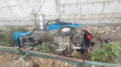 Kahramanmaraş'ta sürücü direksiyon hakimiyeti kayboldu, araç kanala düştü!