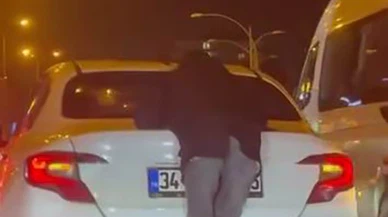 Diyarbakır’da trafiği altüst eden anlar... Kendini attı, tehlikeye davetiye çıkardı!