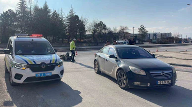 Karaman'da otomobil ve motosiklet çarpıştı: Trafikte panik yaşandı!