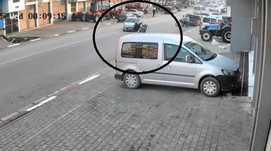 Motosiklet park halindeki araca çarptı... Korkunç anlar kamerada!