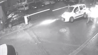 Geri geri gelip park halindeki araca çarptı...Pendik’te akılalmaz anlar kameraya yansıdı!