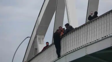 Boynunda ip, elinde bıçakla köprüye çıktı: İntihar girişimi 7. kez önlendi!