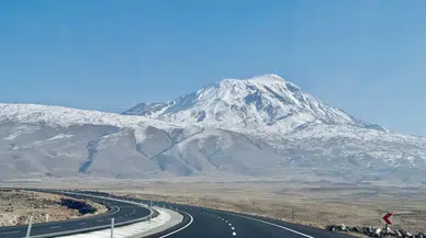 Karlar altındaki dev: Ağrı Dağı beyazlar içinde büyülüyor!