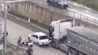 Tır şoförüne yol ortasında saldırdılar... Araçtan inemedi, dakikalarca dehşeti yaşadı!