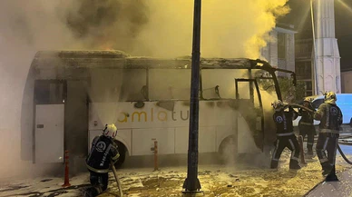 Dumanı fark etti, işçileri kurtardı: Servis aracı saniyeler sonra alev topuna döndü!