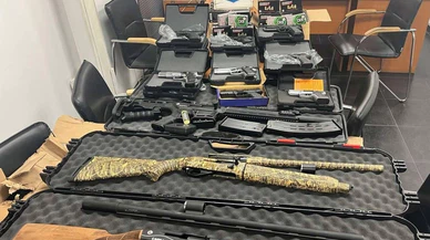 Yivsiz tüfek, gaz tabancası, binlerce fişek... Makedon tırı cephane ile dolu çıktı!