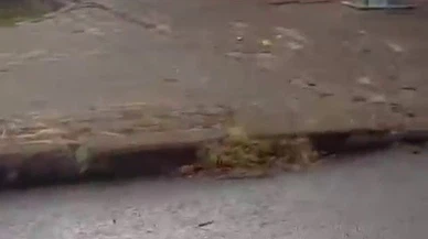 Sivas’ta araç cayır cayır yandı, mahalleli sokağa döküldü... Geriye iskeleti kaldı!