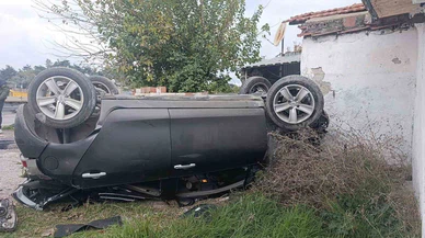 Söke’de korkutan kaza: Bariyerler çarpan otomobil takla attı!