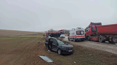 Çorum Alaca’da ağır vasıta kazası meydana geldi:Tır dorsesi hafif ticari aracı ezdi!