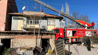 Kıvılcımlar göğe savruldu... Uşak'ta geceyi saran alevler mahalleyi alarma geçirdi!