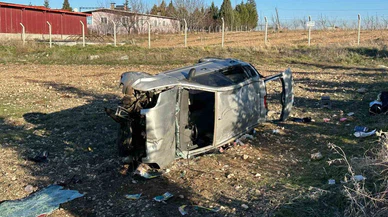 Bir aile, bir araba, büyük tehlike: Uşak'ta otomobil tarlaya savruldu!