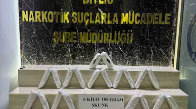 Emniyet durdurdu, zula konuştu! Bitlis’te para da var, skunk da...